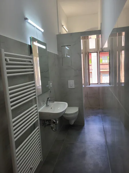 Erstbezug nach umfassender Sanierung – stilvolle Altbauwohnung mit neuer Einbauküche — photo 1